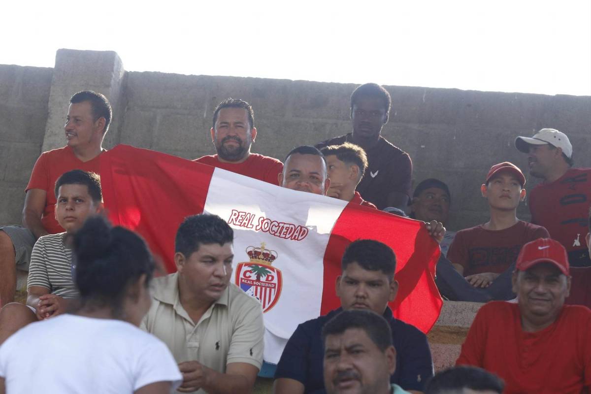 Afición de la Real Sociedad ha llegado al estadio Francisco Martínez de Tocoa.