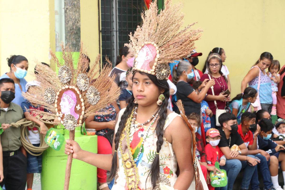 El Cacique Lempira estuvo en el traje de esta pequeña.