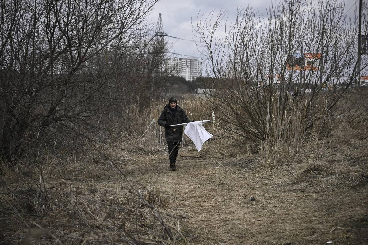Un hombre avanza con una bandera blanca por una de las zonas de combate entre las tropas rusas y ucranianas en Irpin.
