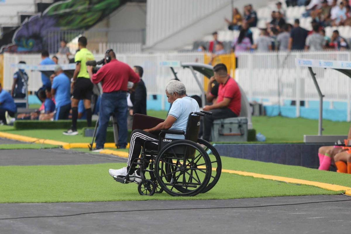 El profe Héctor Castellón dirige desde una silla de ruedas.