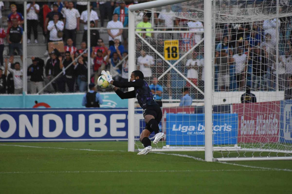 Momento donde el portero Menjívar le detiene el penal a Auzmendi.