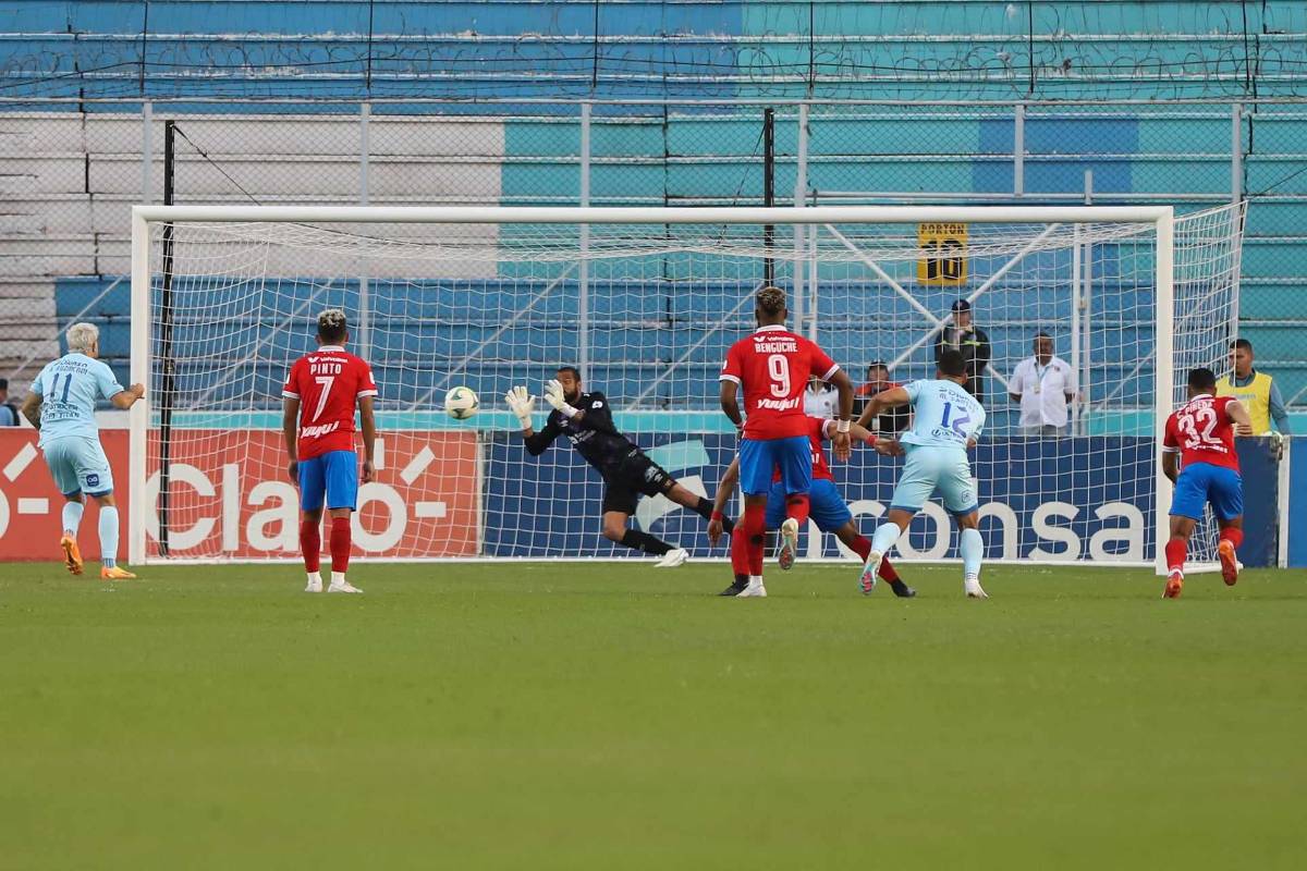 Momento del penal cobrado por Auzmendi. El portero Edrick Menjívar se lo detuvo.