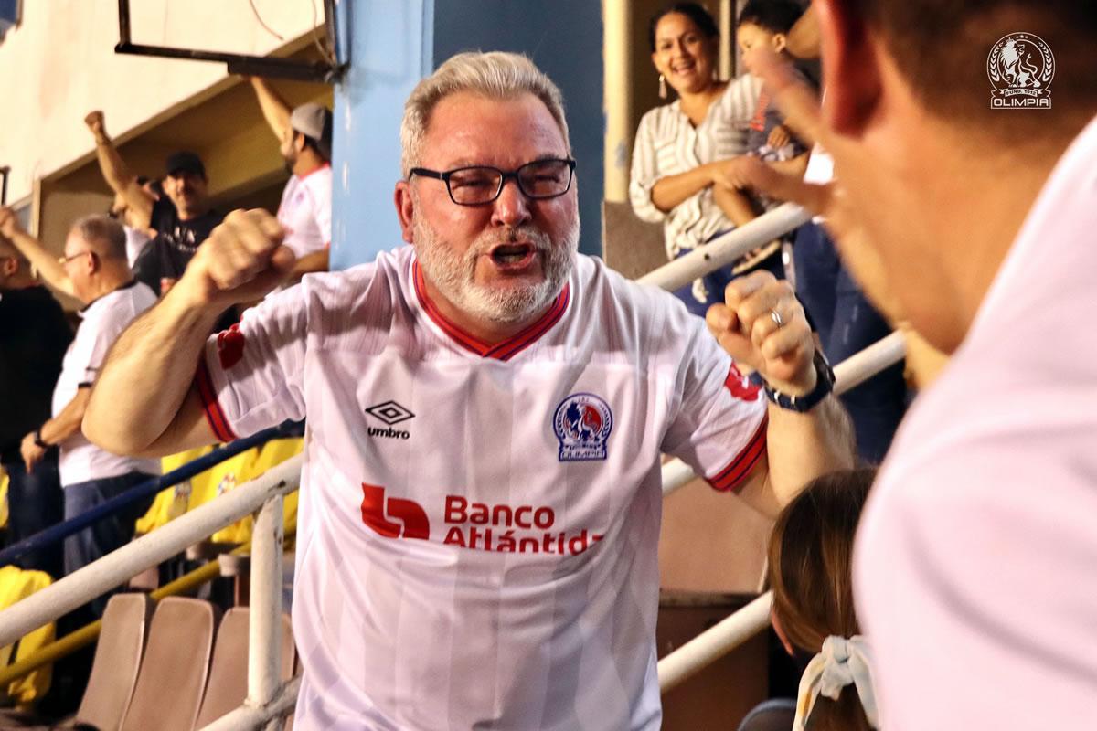 El alcalda de San Pedro Sula celebró la victoria del Olimpia sobre Atlas en el estadio Olímpico Metropolitano.