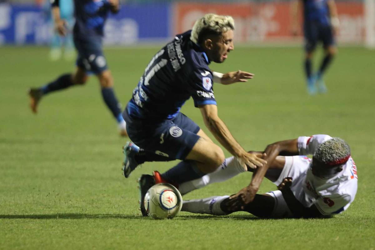 Auzmndi recibe un fuerte entrada por parte de Julián Martínez.