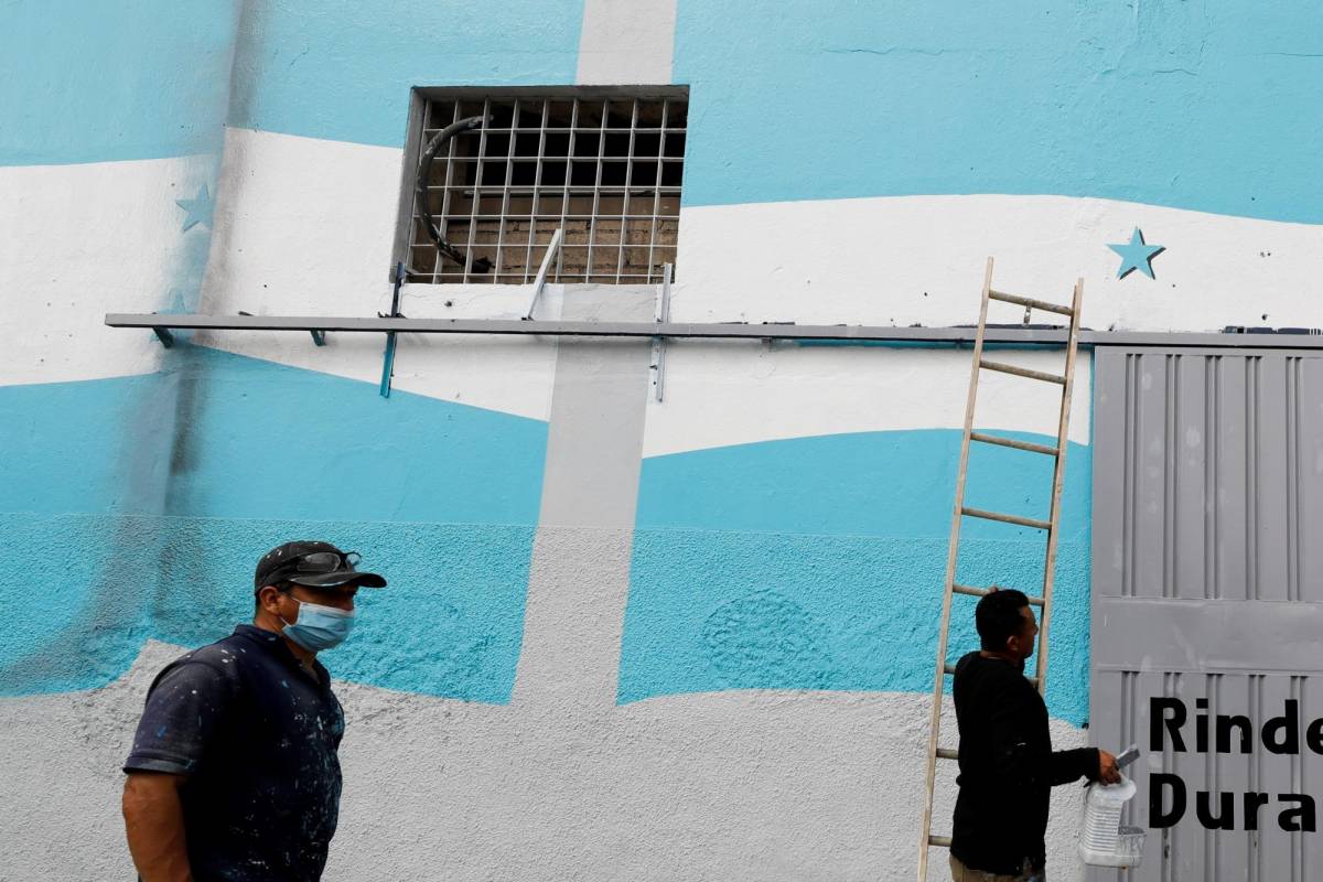 En su exterior e interior, el estadio capitalino ha sido redecorado con tonos alusivos a la bandera azul turquesa.