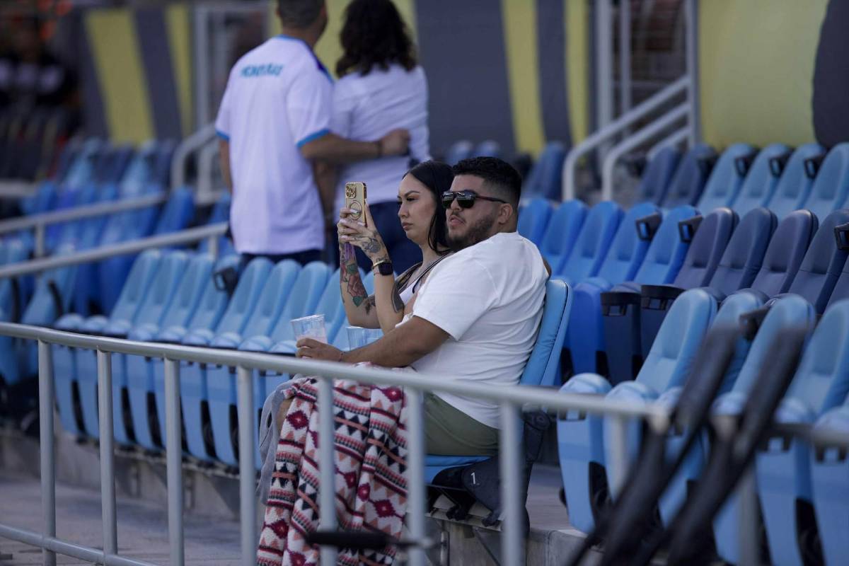 La 'chelita' que enamoró, ambiente y lindas chicas para el Honduras-Curazao