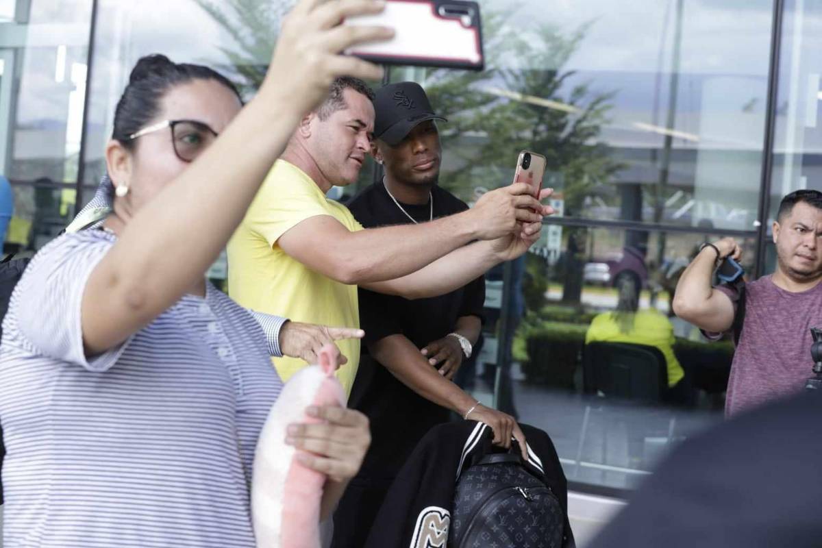 Deiby Flores compartió con aficionados catrachos tras su llegada.