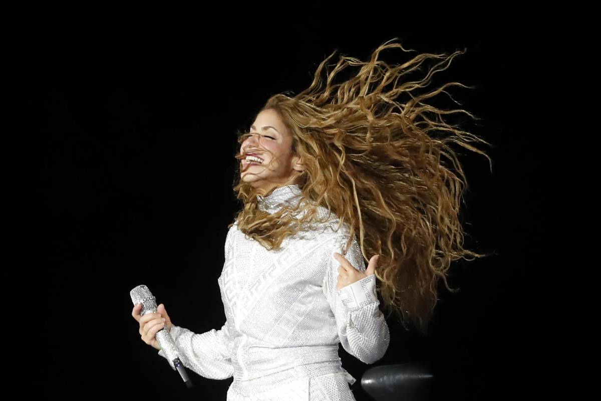 Catrachos enloquecen: Shakira les dedica emotivas palabras en pleno concierto en El Salvador