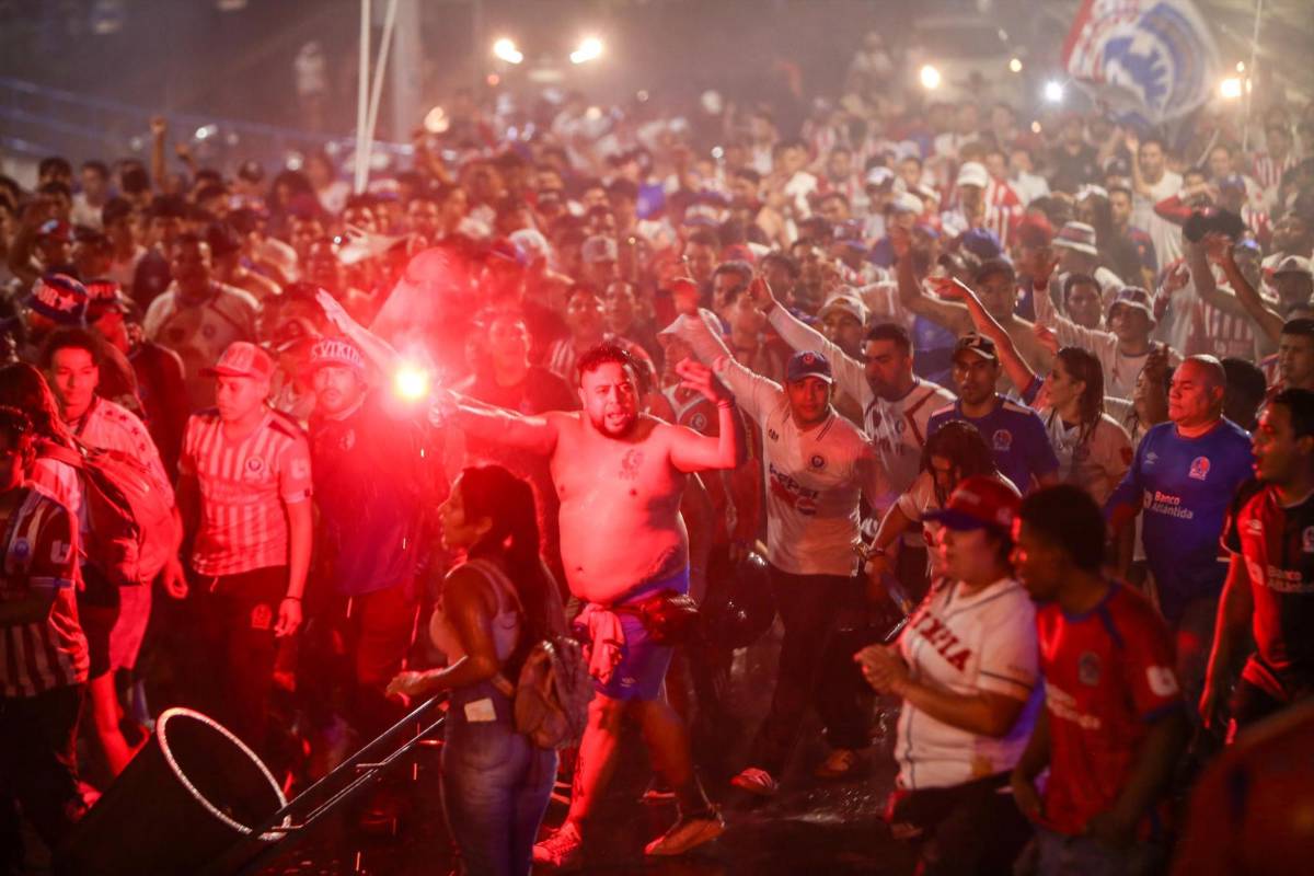 Momento de la llegada de la barra del Olimpia al estadio Nacional.