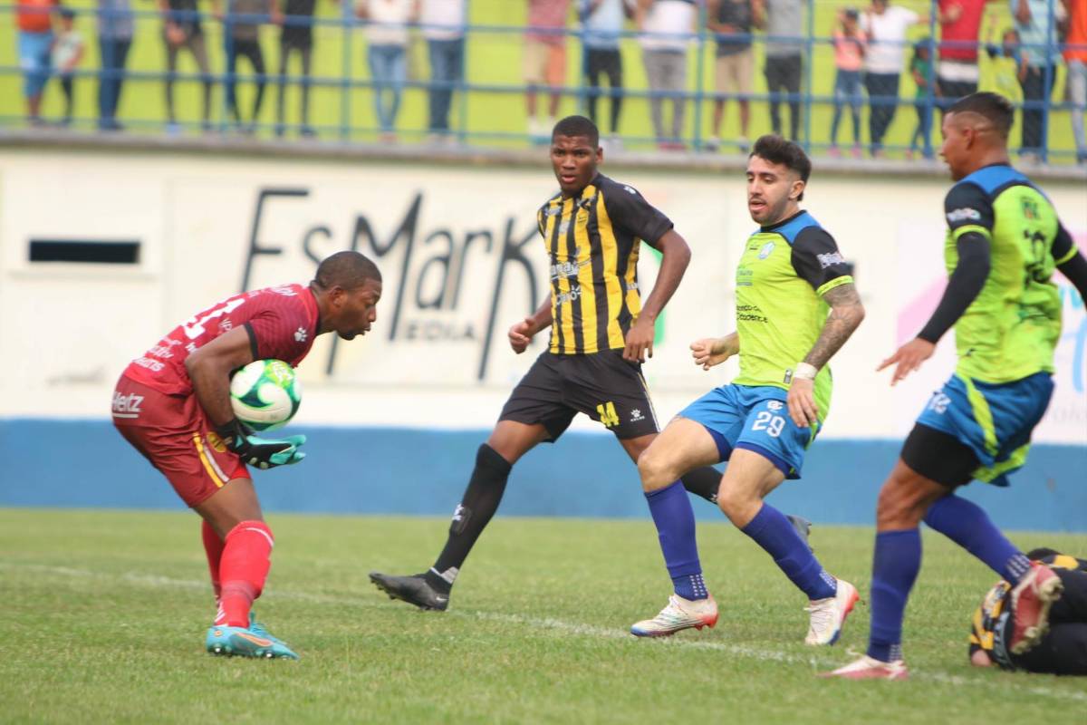 Buba López se queda con la pelota ante el acecho de Auzmendi.