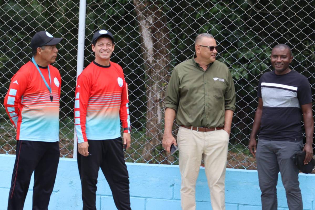 Entre los DT de la Escuela de Talentos, el Subcomisionado de Condepor, Óscar “Cocli” Salgado, el alcalde de Trujillo, Héctor Mendoza, y el exseleccionado nacional Robel Bernárdez.