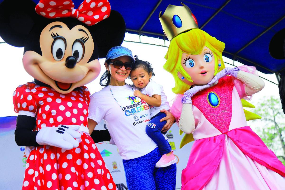 Las botargas de caricaturas fueron las favoritas de los niños.