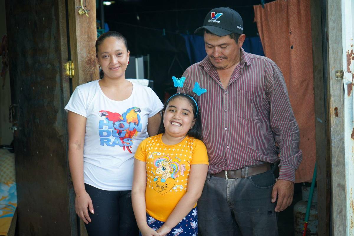 Adriana junto a sus padres, Rossibel y Allan.