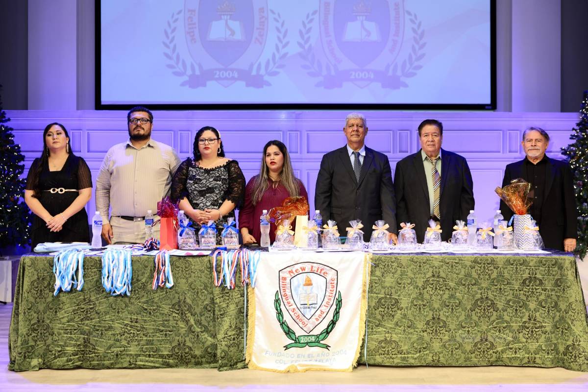 La mesa principal integrada por: Karen Yamileth Portillo, Ramón Antonio Santos, Karla Vanessa Sánchez, Astrid Angeli Banegas, Rafael Gonzáles, Marcelino Castro y René López.