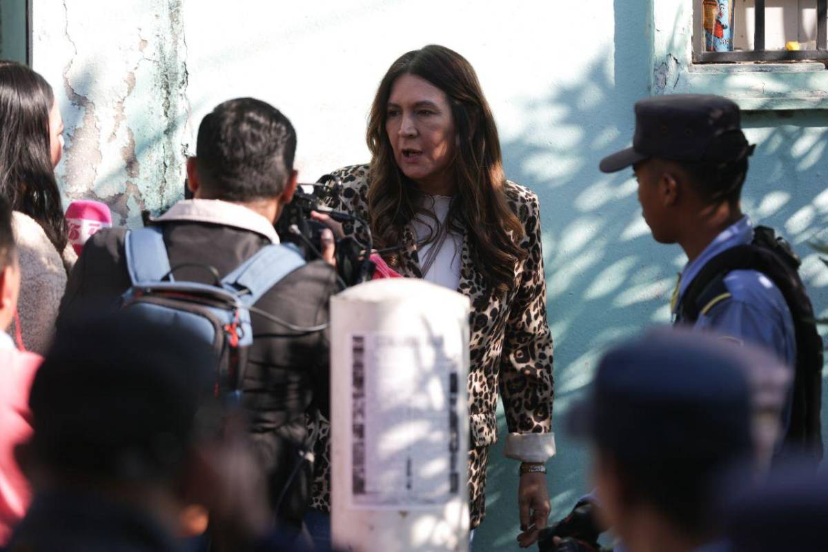 La esposa a de Romeo Vásquez a su llegada a los juzgados este sábado.