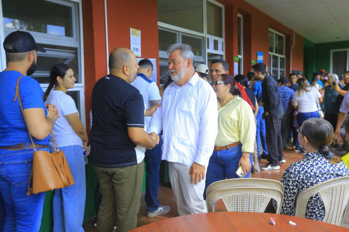 Sampedranos reciben con alegría a Roberto Contreras en los centros de votación