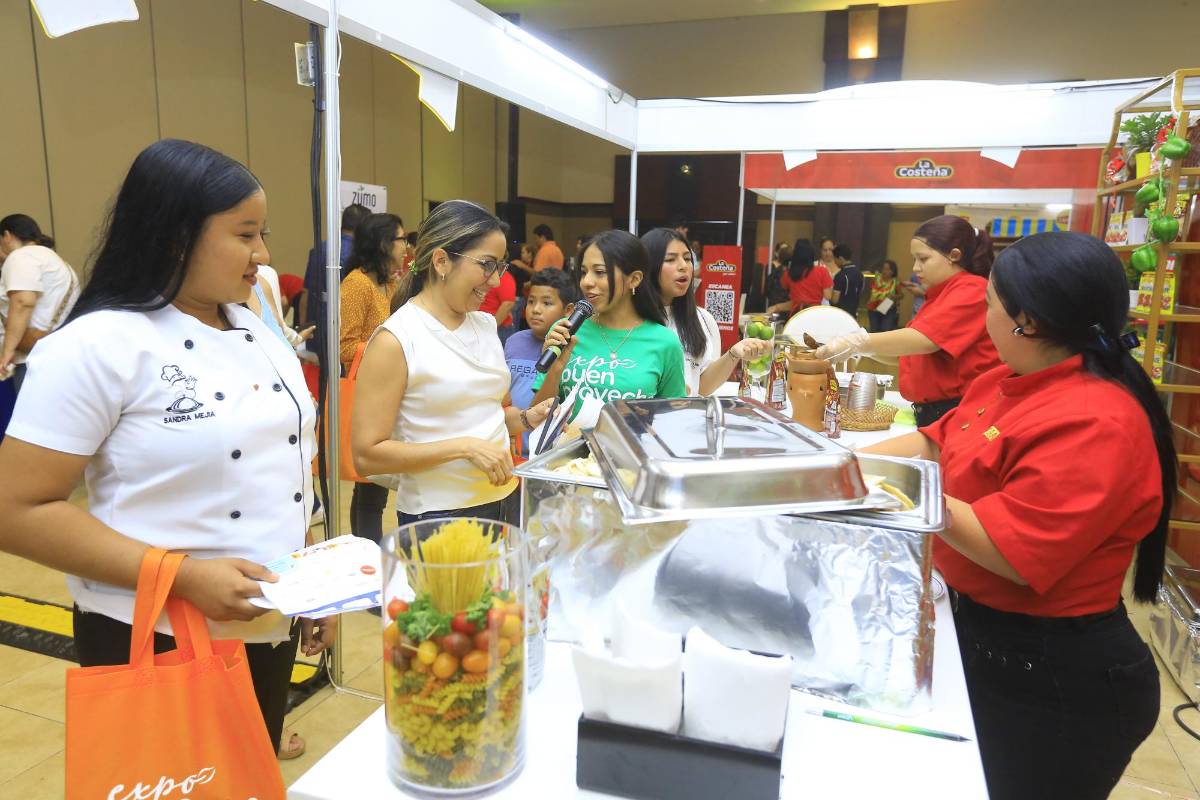 El Chef Aquiles Chávez goza en la Expo Buen Provecho al ritmo de Sopa de caracol