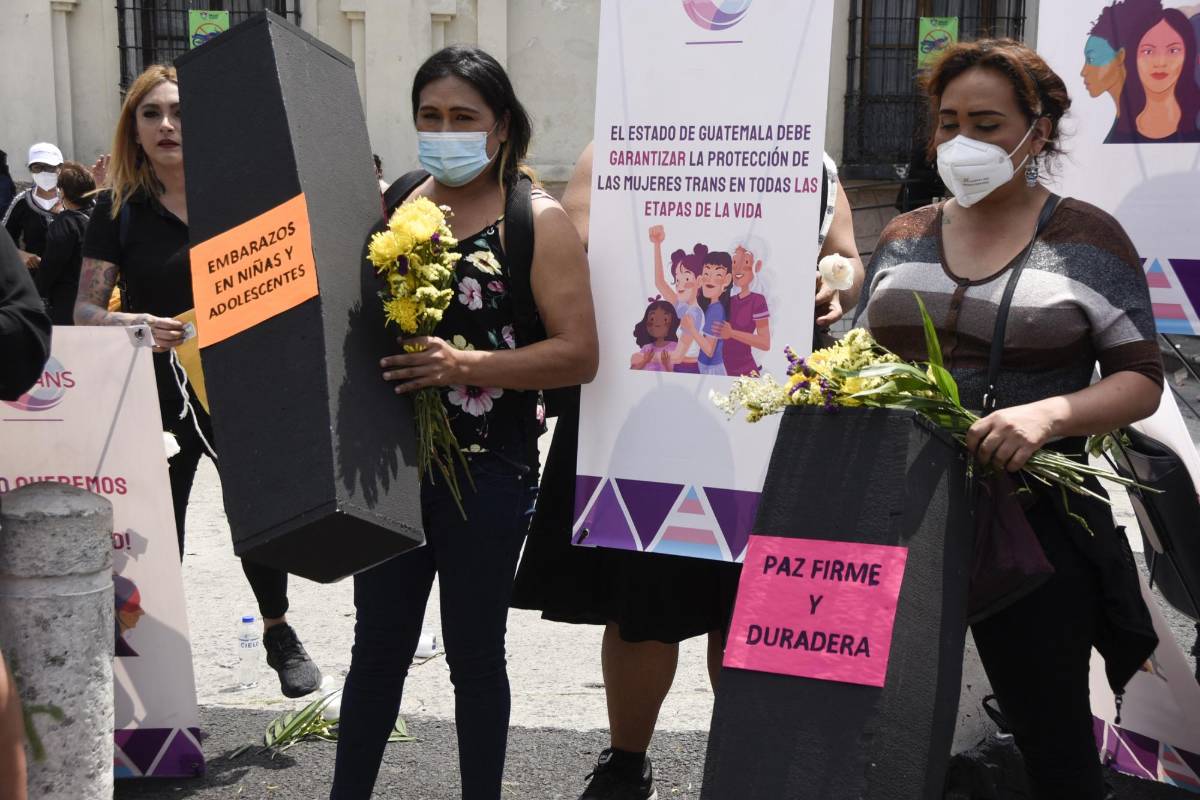 Mujeres transgénero participan en una protesta contra una ceremonia que se lleva a cabo frente al Palacio de la Cultura en la Ciudad de Guatemala el 9 de marzo de 2022. (Foto por Orlando ESTRADA / AFP)
