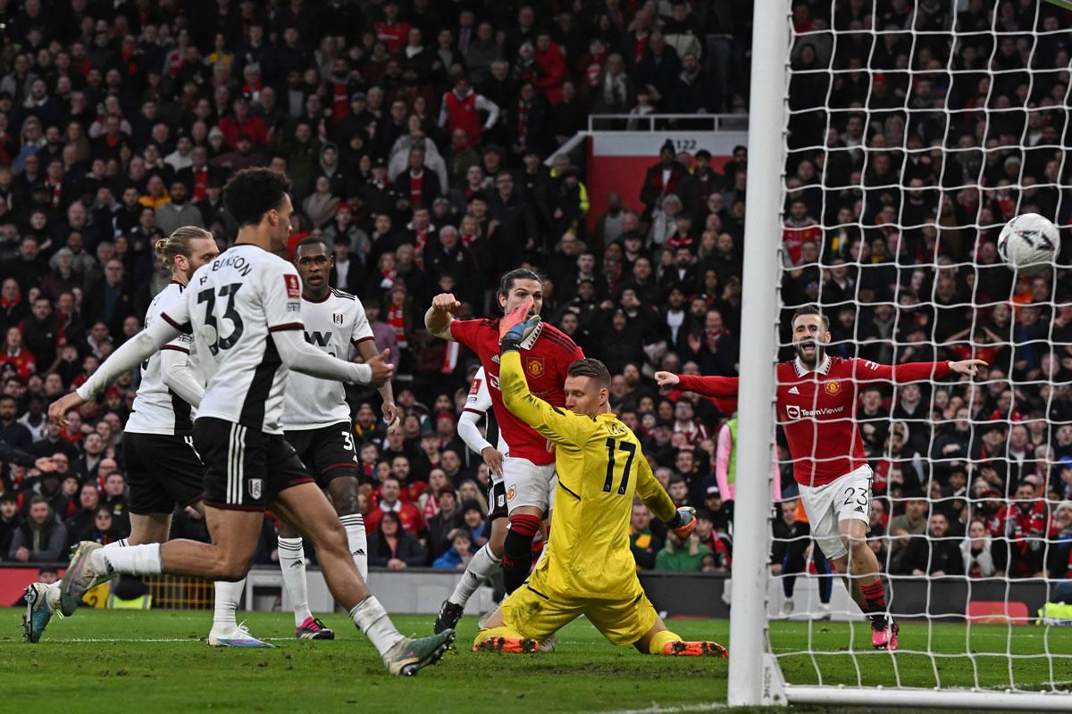 Marcel Sabitzer marcando el segundo gol del Manchester United.