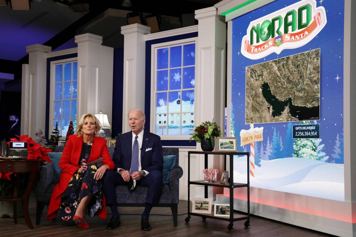 Biden y Jill también atendieron llamadas de niños durante el recorrido virtual de Santa Claus por el mundo.