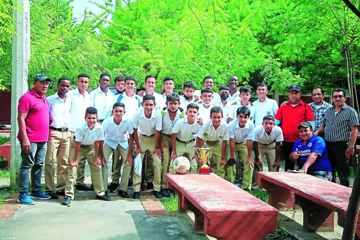 El JTR tiene un equipo de fútbol que ha ganado más de 20 copas en distintos campeonatos.