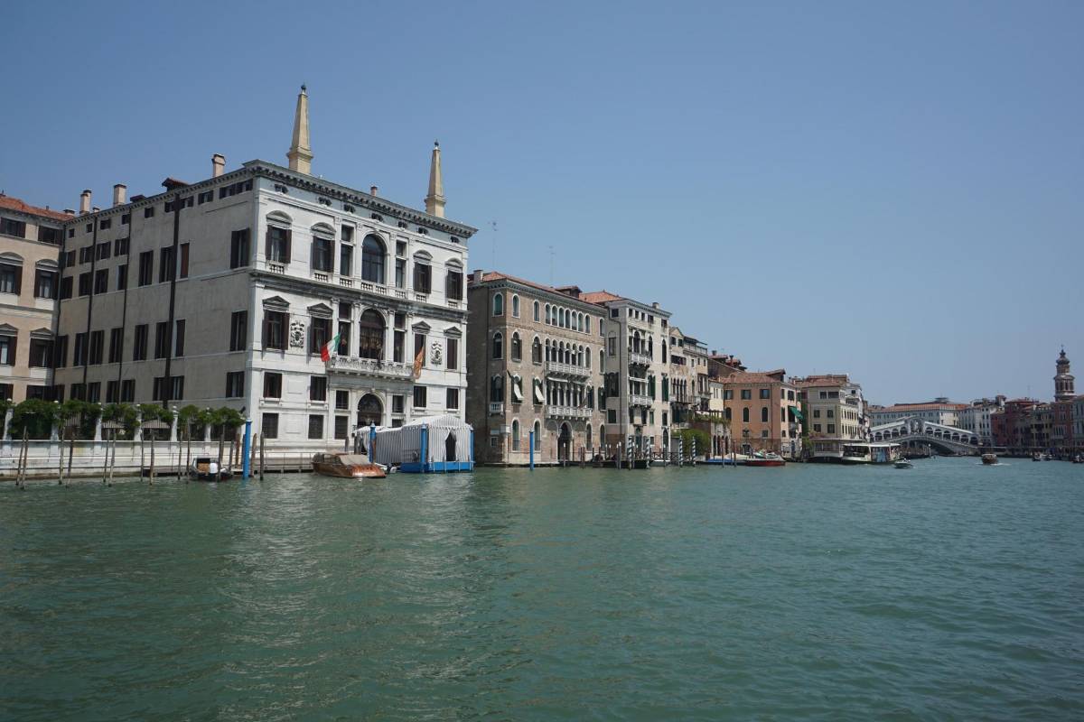 Lujo desbordado y críticas: Bezos y Lauren Sánchez llegan a Venecia para la boda del año