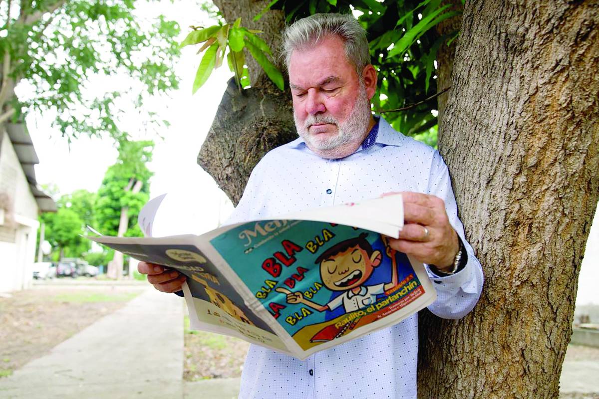 El alcalde Roberto Contreras fue de los primeros en felicitar a LA PRENSA y compartir imágenes con el fascículo.