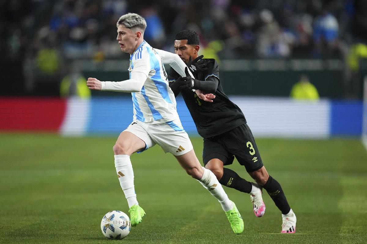 Alejandro Garnacho vio minutos en el amistoso frente a los salvadoreños.