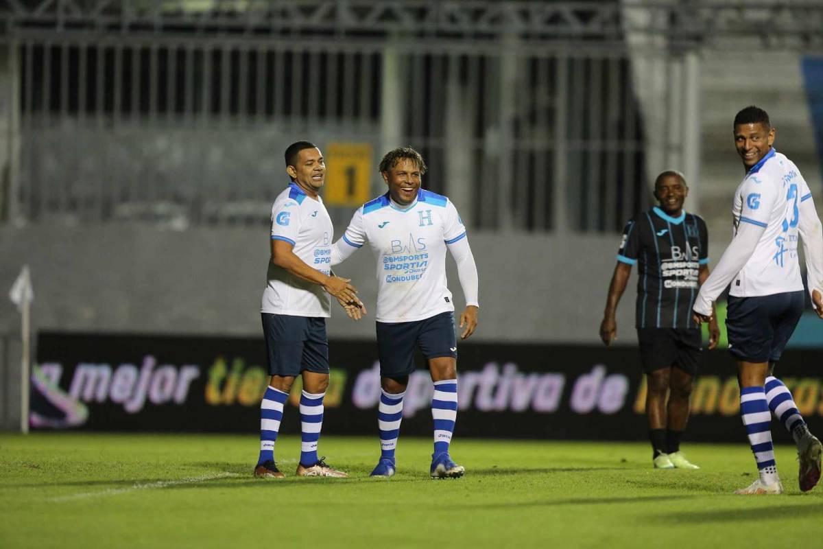 Amado Guevara celebrando con Carlos Pavón un gol anotado en el juego de despedida en honor a Julio César Rambo de León.