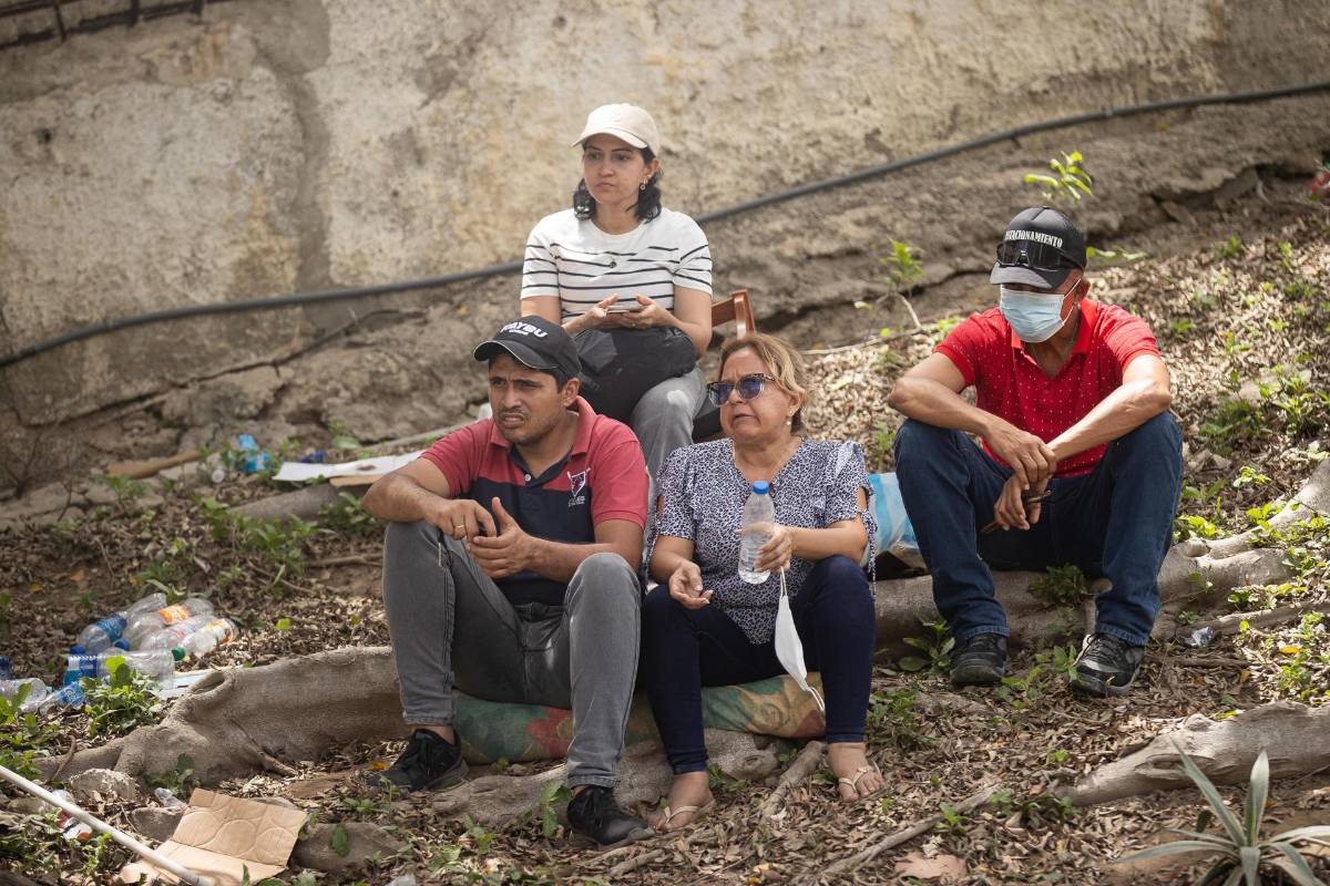 La desesperada búsqueda de sobrevivientes continúa tras los terremotos en Venezuela