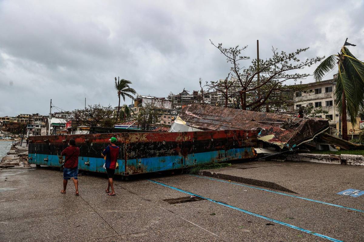 Fotografía de edificaciones averiadas tras el paso del huracán Otis, hoy, en el balneario de Acapulco, en el estado de Guerrero (México).