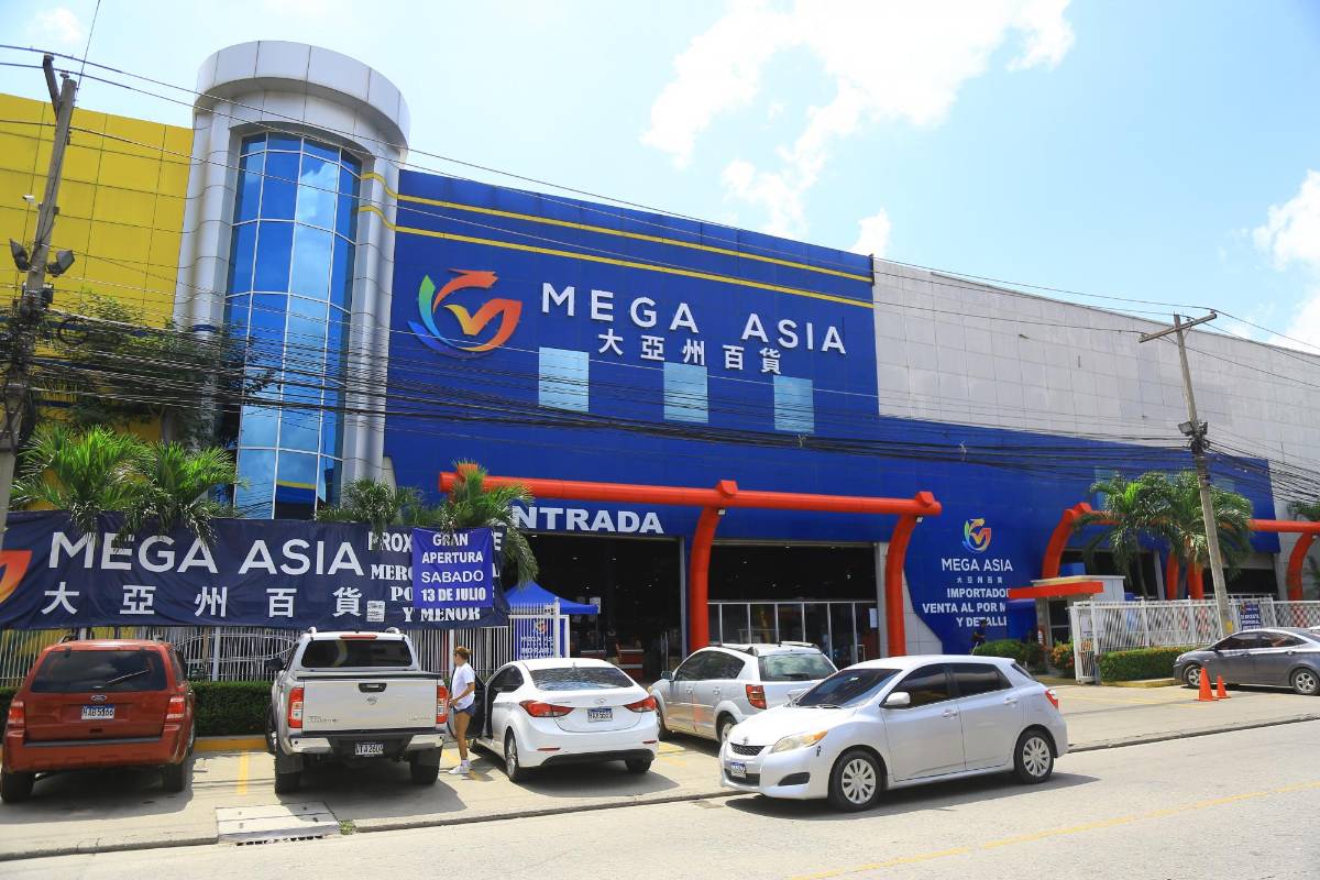 En Choloma y San Pedro Sula se encuentran la mayoría de empresas de capital asiático en el país, y es donde nuevos inversionistas han puesto su mirada para la instalación de dos nuevas empresas, que estarían operando a más tardar a inicios de 2025, en siete meses, en la Capital Industrial han abierto unos cuatro grandes almacenes comerciales.