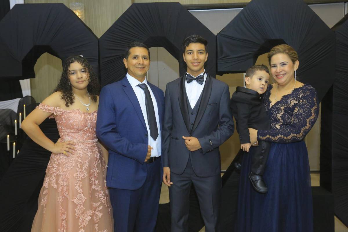 Una noche inolvidable para los 22 seniors de Big Step Institute