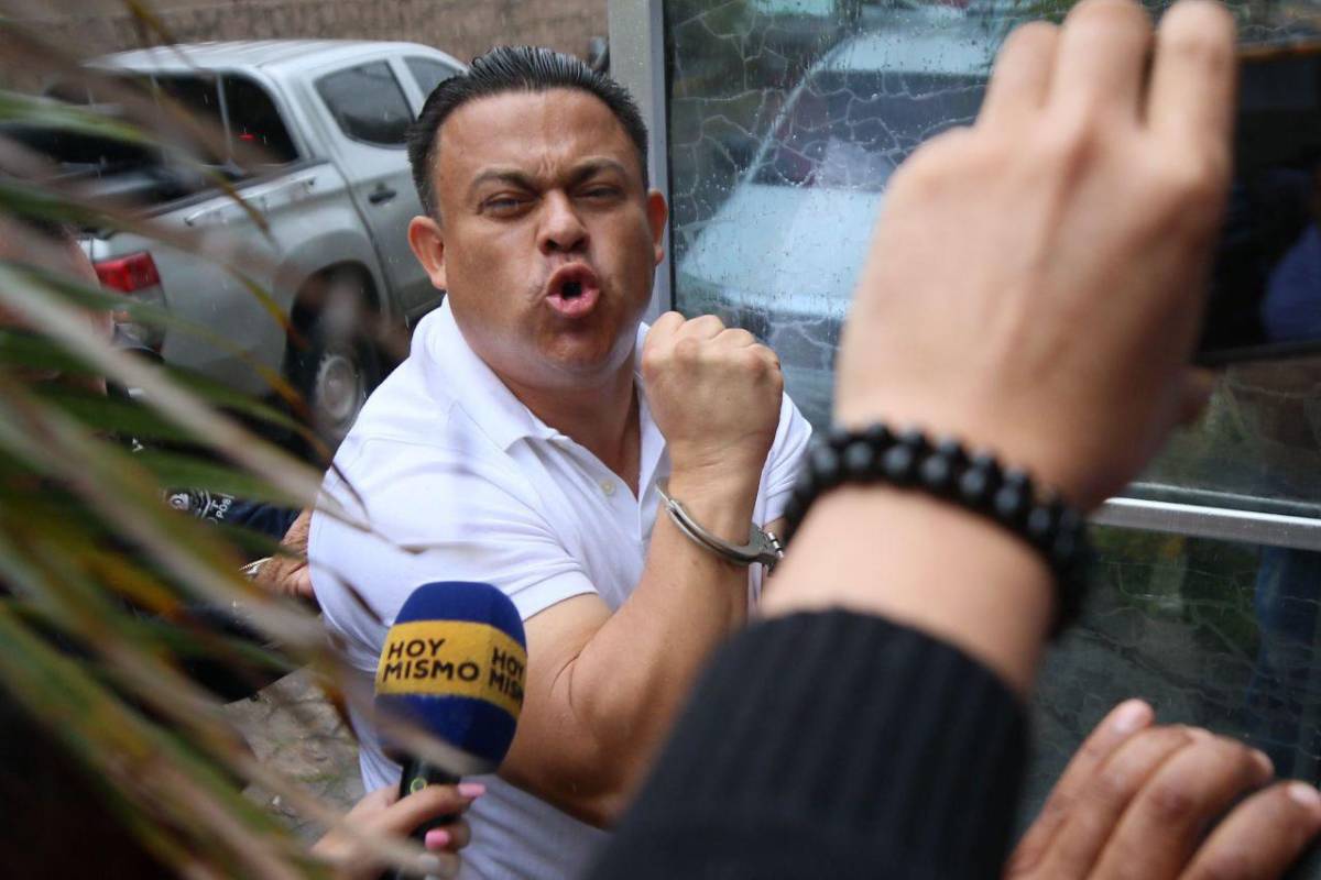 Con gritos eufóricos llega el diputado Nelson Márquez a su audiencia inicial