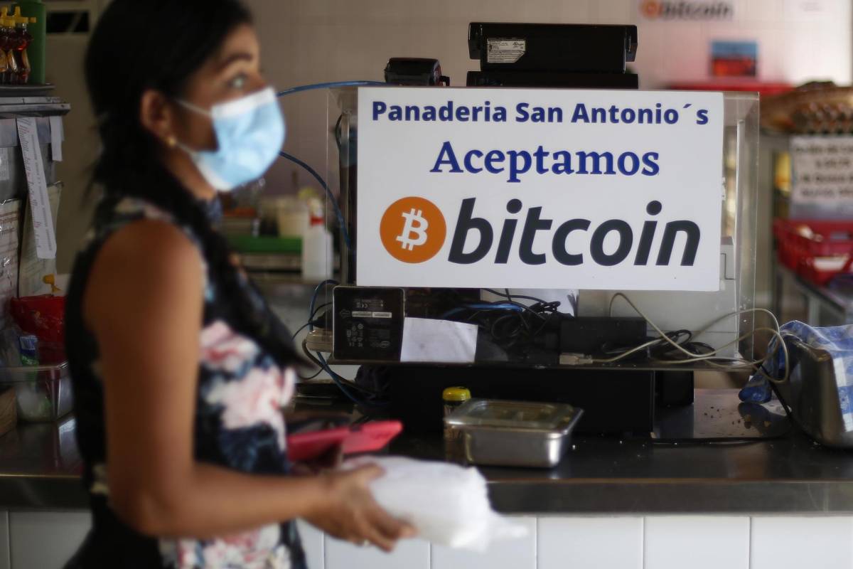 Encuesta señala “uso casi nulo” del bitcoin en El Salvador
