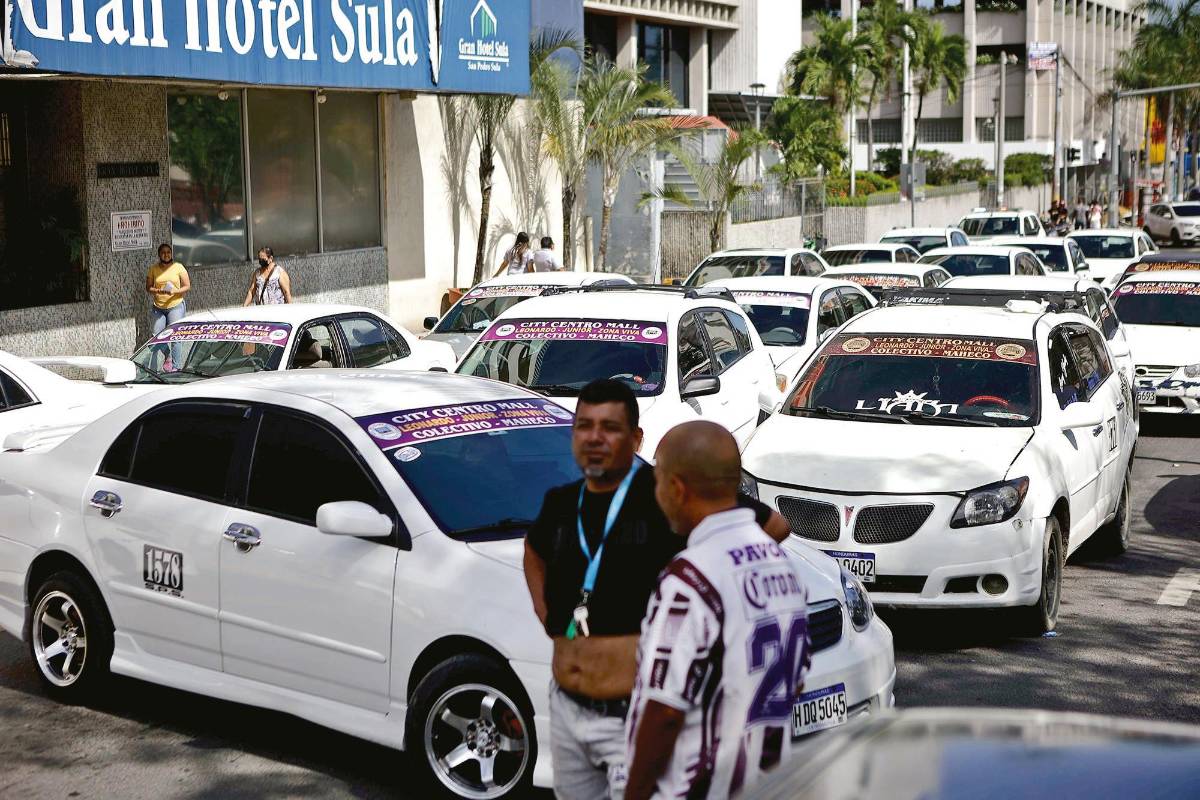 Taxistas protestan frente a la alcaldía