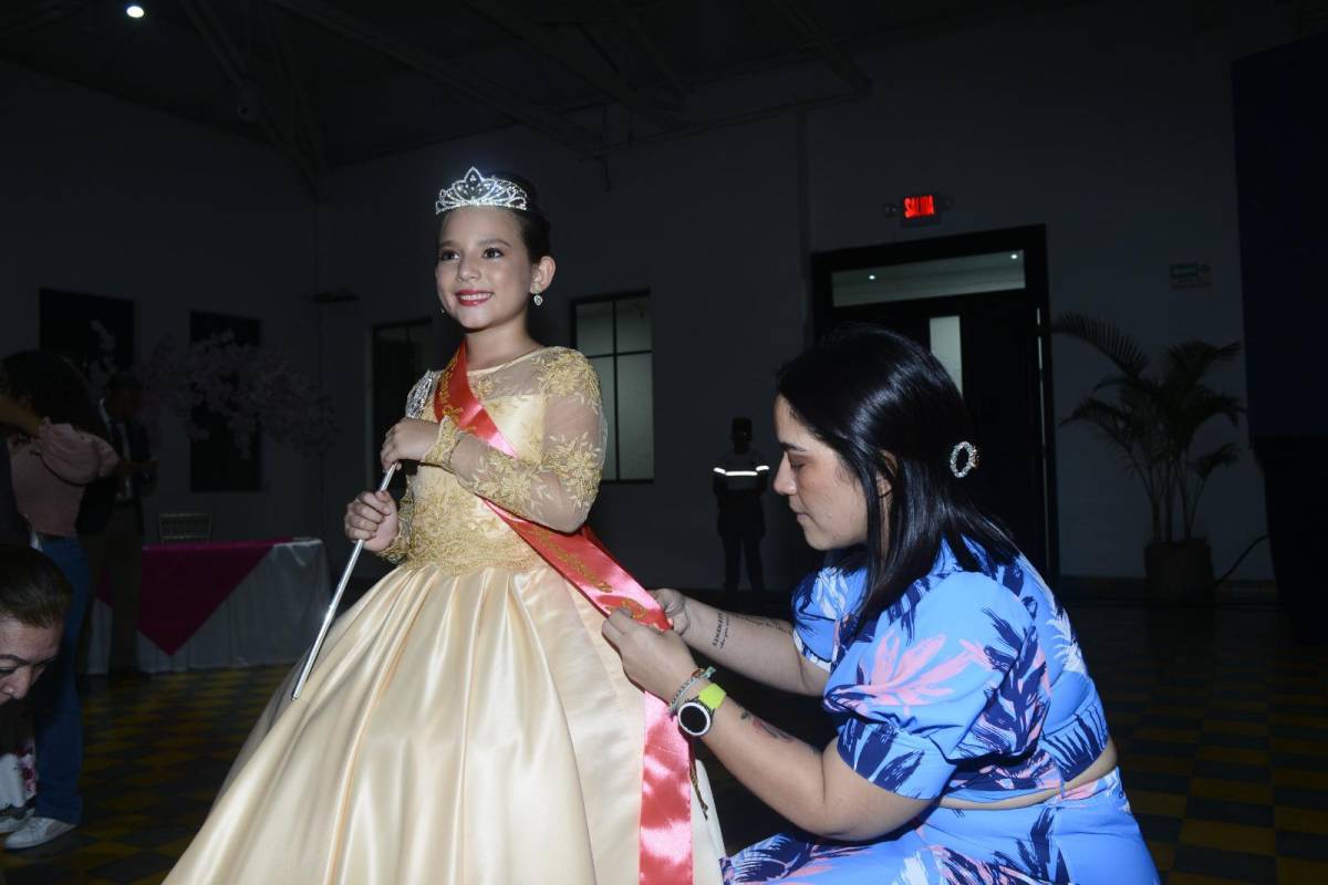 Nory Collins, Coordinadora Municipal de Eventos de la Feria Juniana 2023, al momento de colocar la banda a la Reina Infantil.