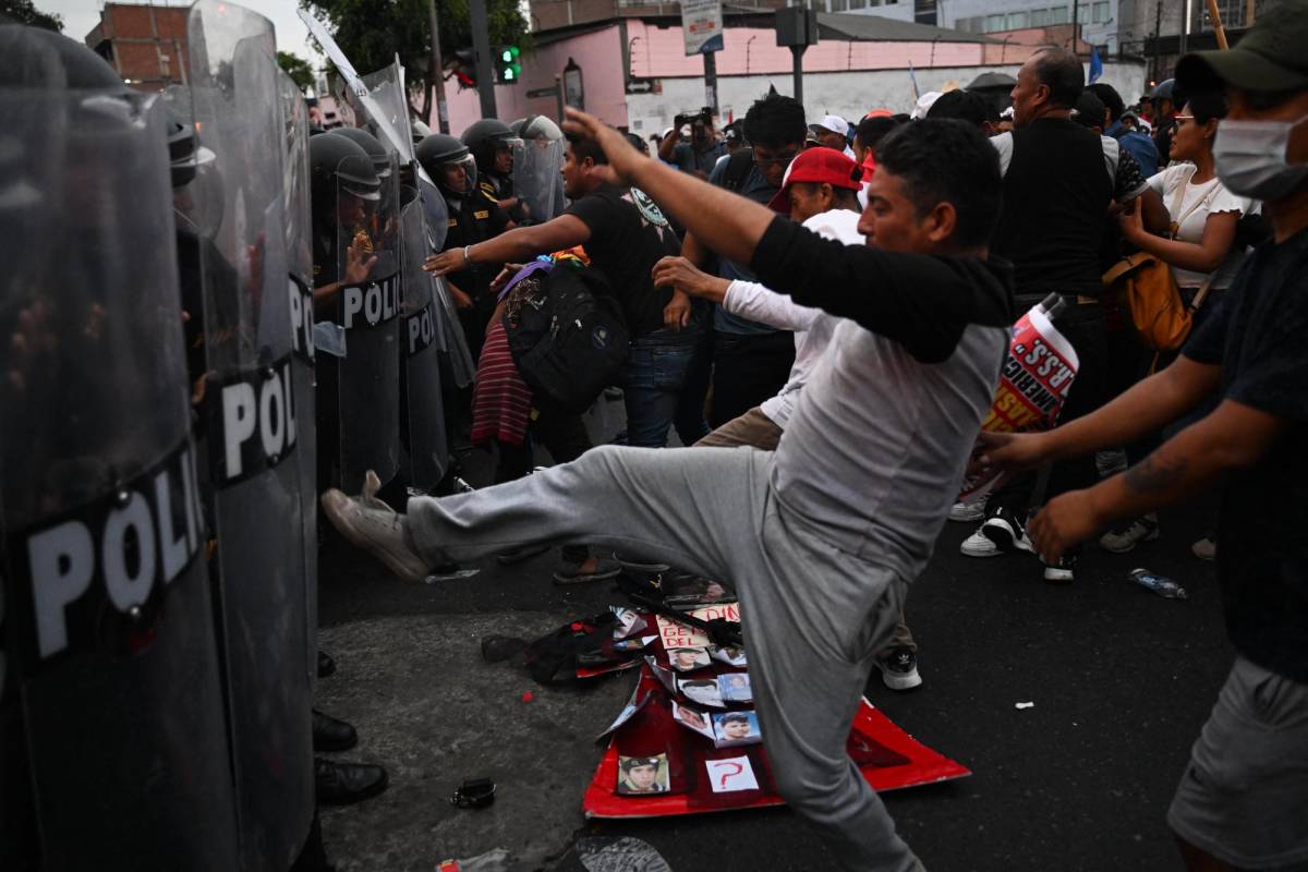 Muere un policía atacado por turba en las protestas en Perú, informa fiscal