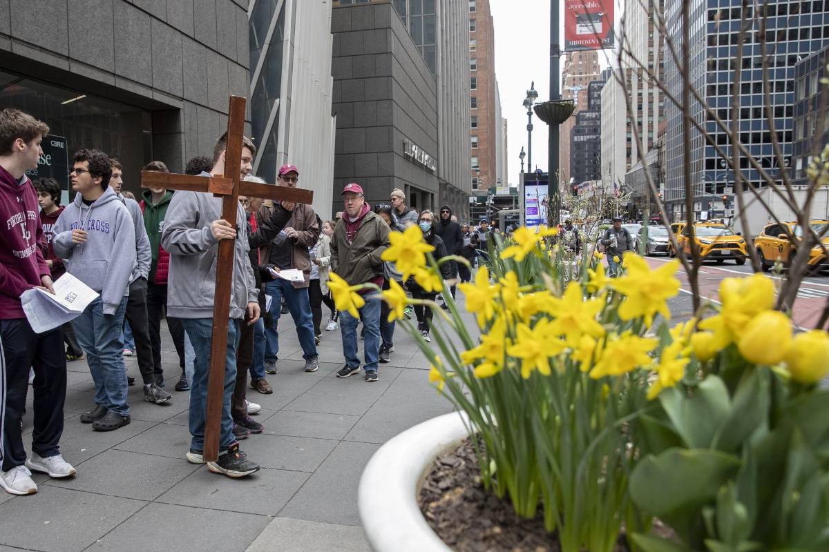 Un grupo de católicos lleva la cruz durante una procesión de viacrucis en Nueva York.