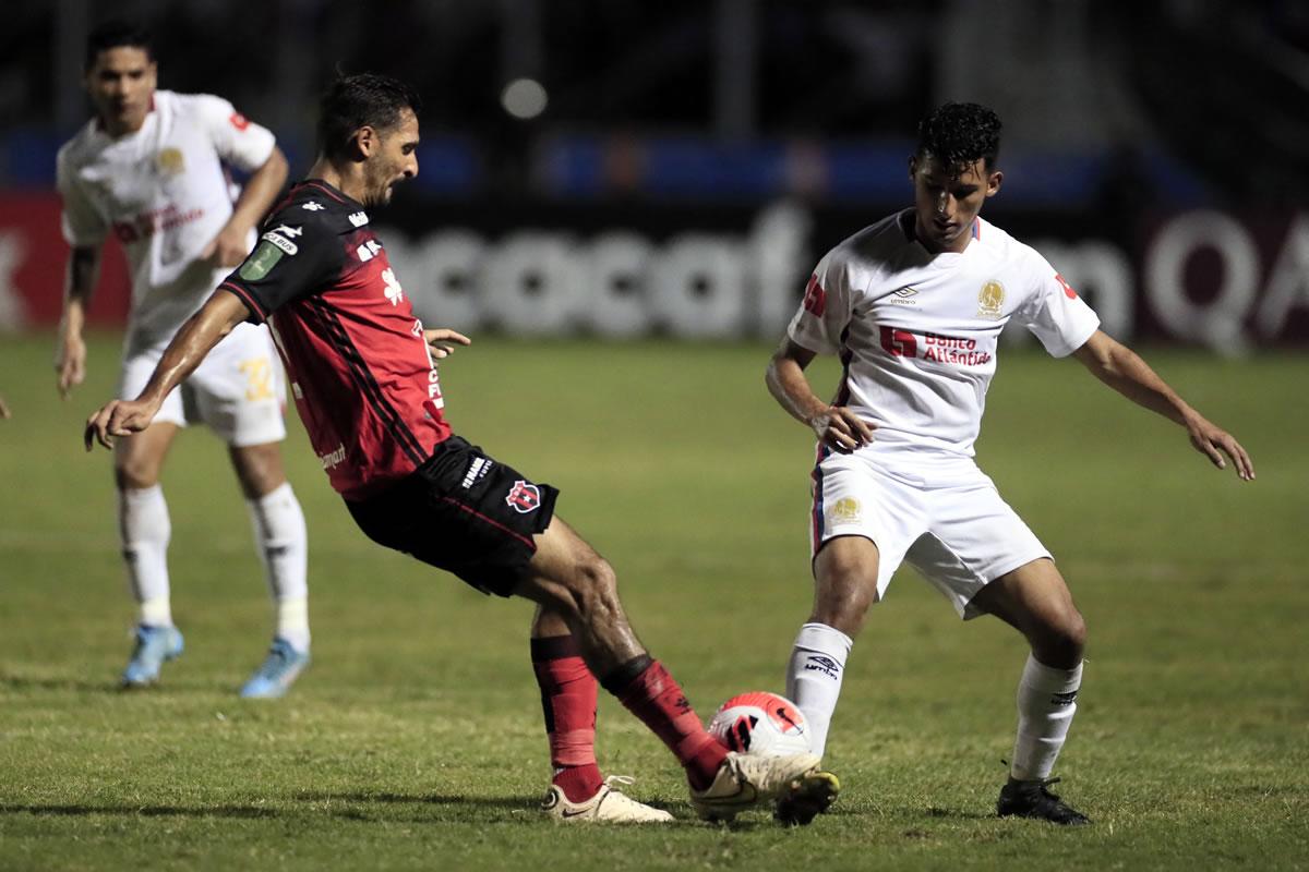 José Mario Pinto disputa el balón con Celso Borges, jugador del Alajuelense.