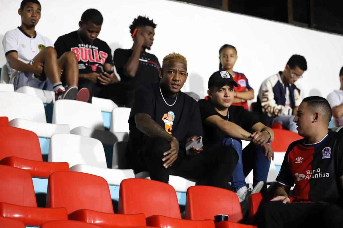 Romell Quioto viendo a su exequipo Olimpia en el estadio Nacional Chelato Uclés.