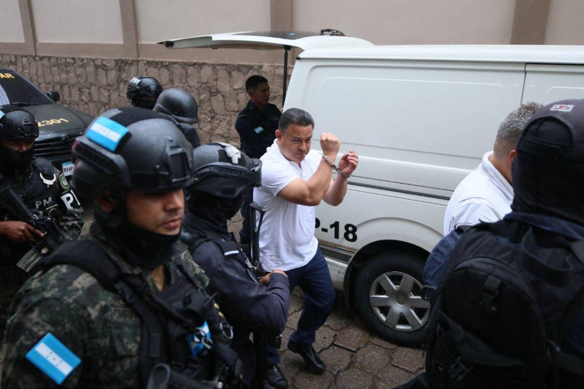 Con gritos eufóricos llega el diputado Nelson Márquez a su audiencia inicial