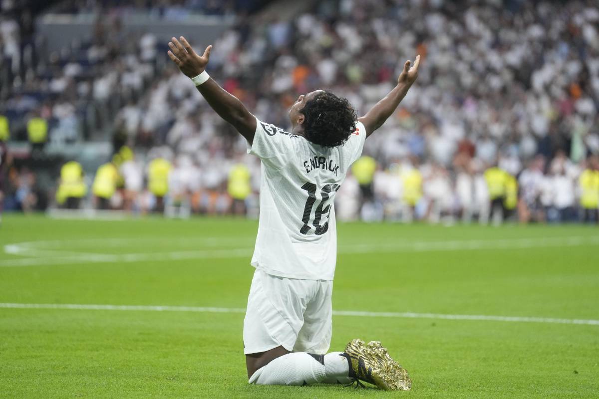 Endrick ingresó y en su debut se estrenó con gol.