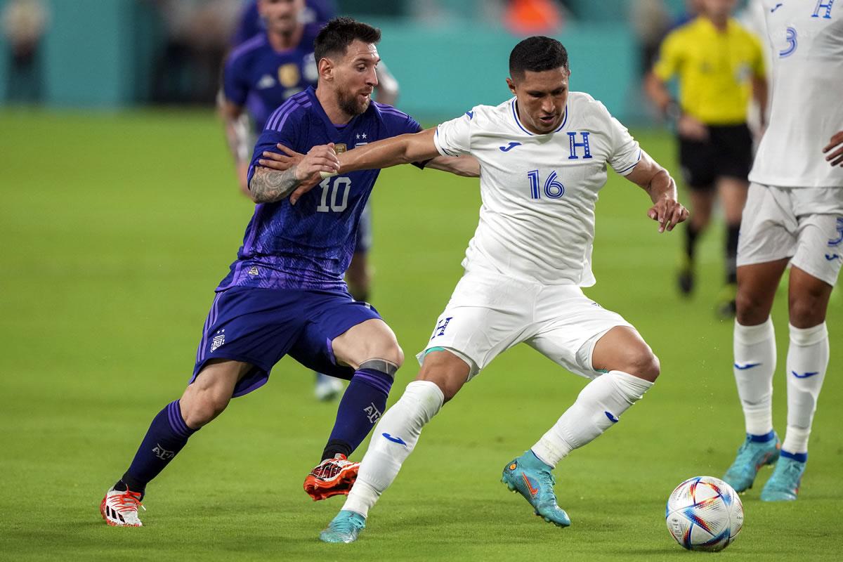 En alguna ocasión, ‘La Perrita‘ Castellanos le robó el balón a Messi.