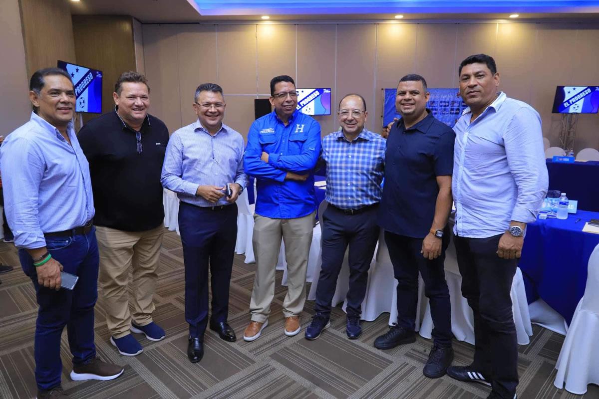 Jorge Herrera junto a varios directivos del fútbol hondureño.