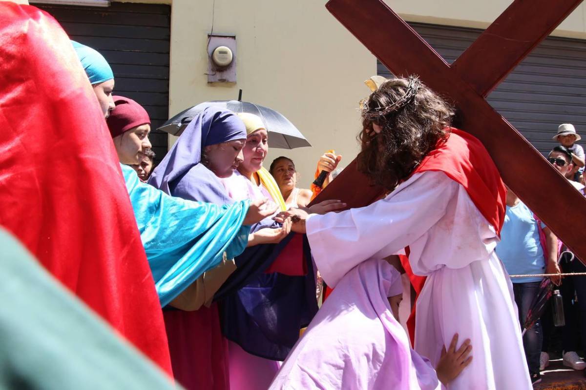 Con fe y devoción, hondureños reviven la Pasión de Cristo en Viernes Santo