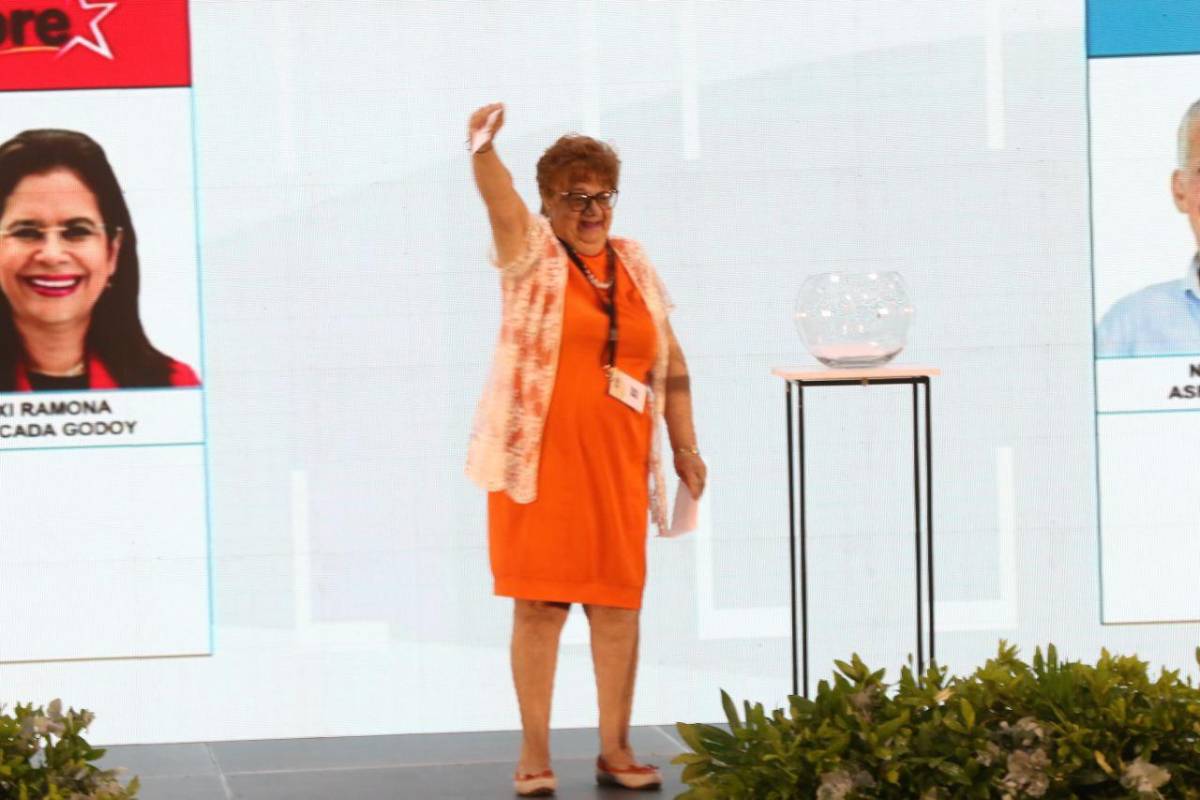 Áspero saludo de Cálix y Ochoa, Chano con bandera de USA, baile de Doris y lo que dijo Nasralla