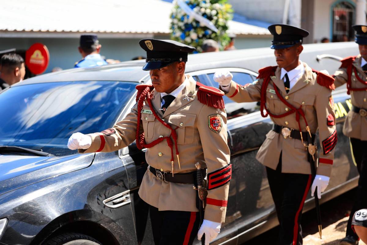 ¿Quién es el oficial que lloraba en el funeral del inspector Kevin Pérez?