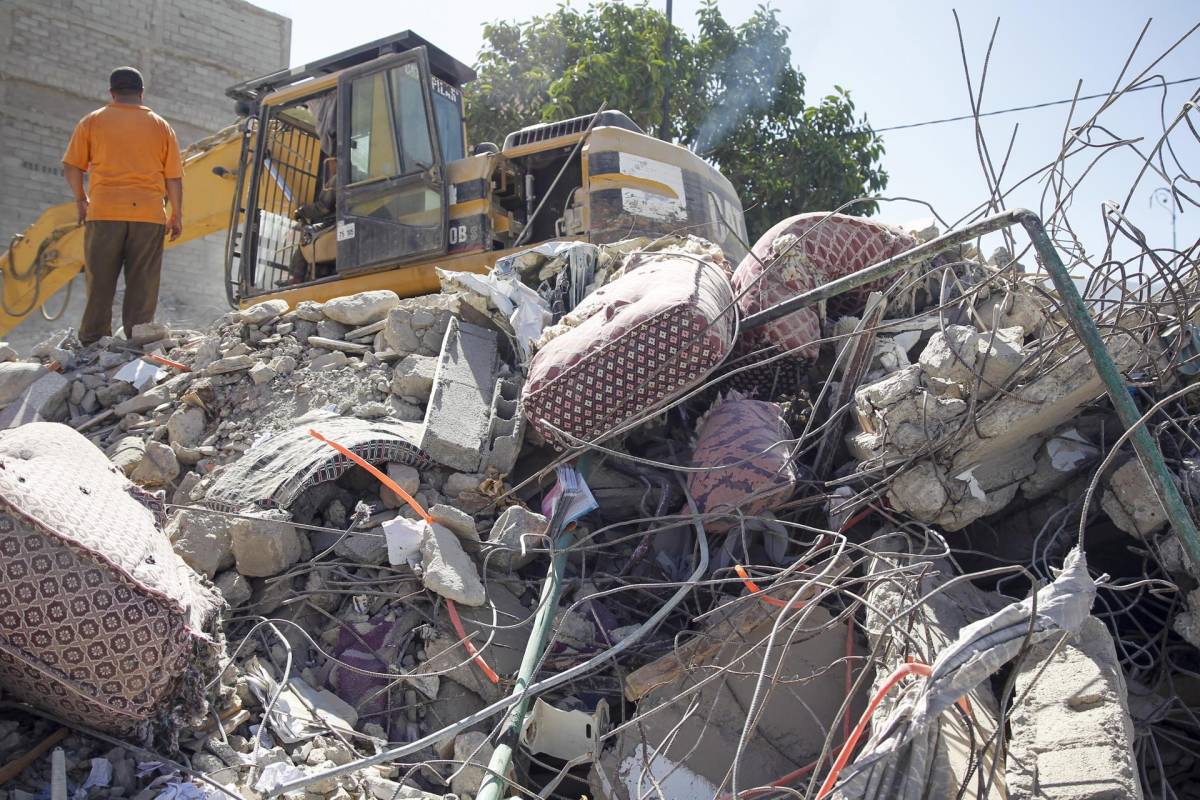 Una máquina excavadora ayuda en las tareas de búsqueda de supervivientes entre los escombros de edificios derruidos en la población de Amizmiz, situada a unos 30 kilómetros del epicentro del terremoto, en las faldas del Atlas.