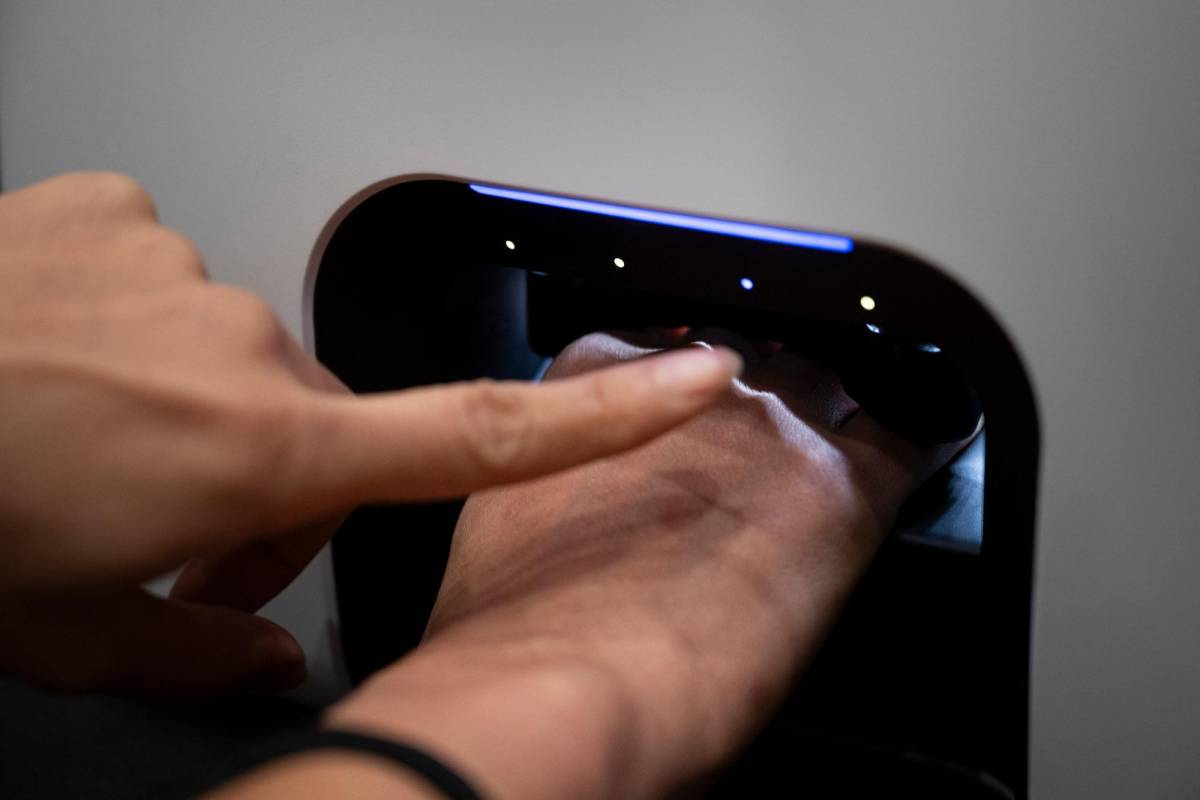 Nimble utiliza microcámaras de alta resolución e imágenes tridimensionales para determinar la forma, el tamaño y la curvatura de las uñas. Saldrá a la venta en marzo a 599 dólares, habrá más de treinta colores disponibles en cápsulas con precio de 10 dólares.